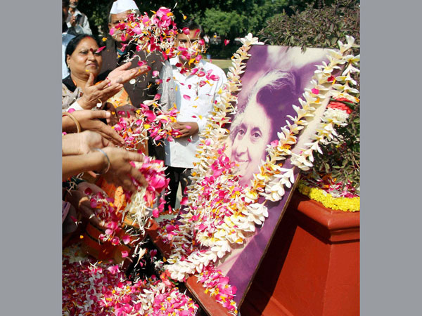 People paying tribute to former prime minister Indira Gandhi