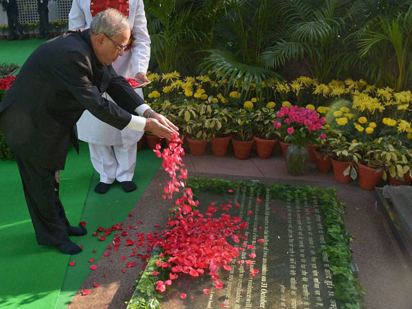 President Pranab Mukherjee paying tributes