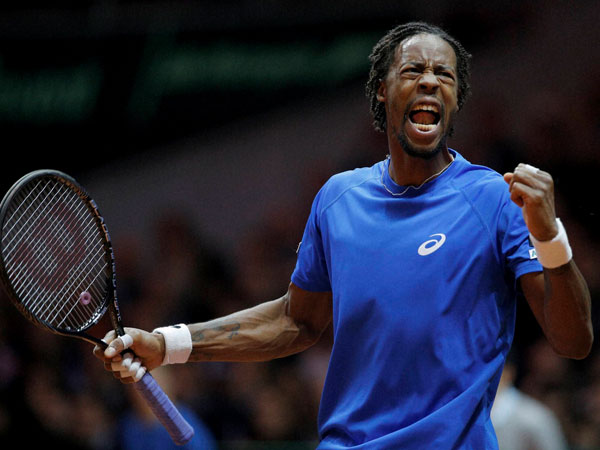 Monfils plays against Federer 