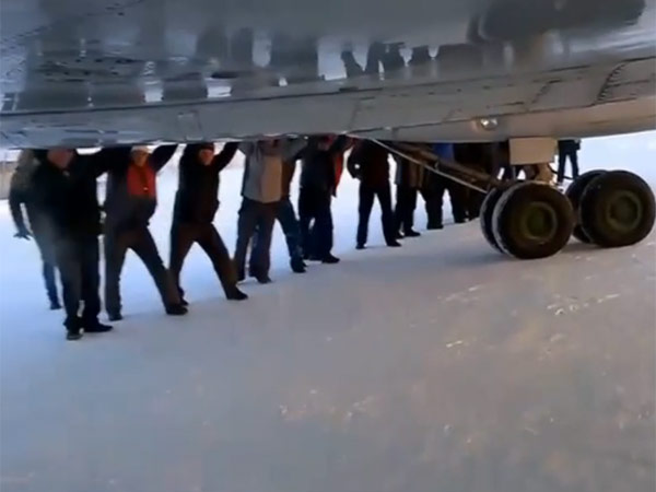 Passengers push frozen Siberian plane