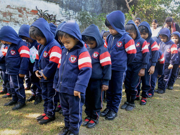 Dhanbad: School Children pray for the victims