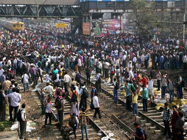Mumbai: Local trains come to a halt Mumbai: Local trains come to a halt