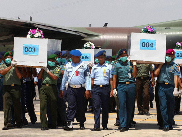 AirAsia crash: 10 more bodies brought to hospital AirAsia crash: 10 more bodies brought to hospital