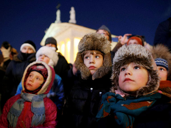 Children watch the Three Kings
