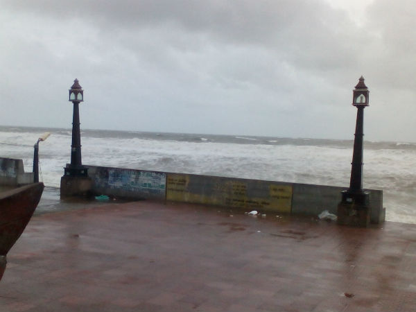 rough-sea-at-gopalipur-on-sea