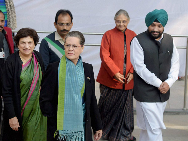 Delhi: Sonia Gandhi casts her vote