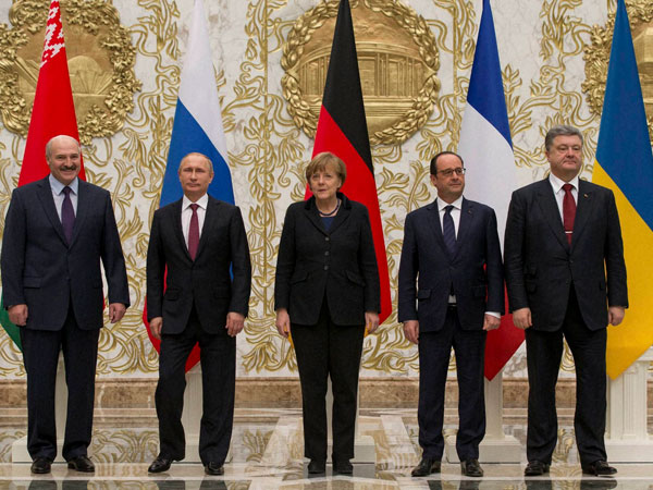 Leaders pose for shutterbugs