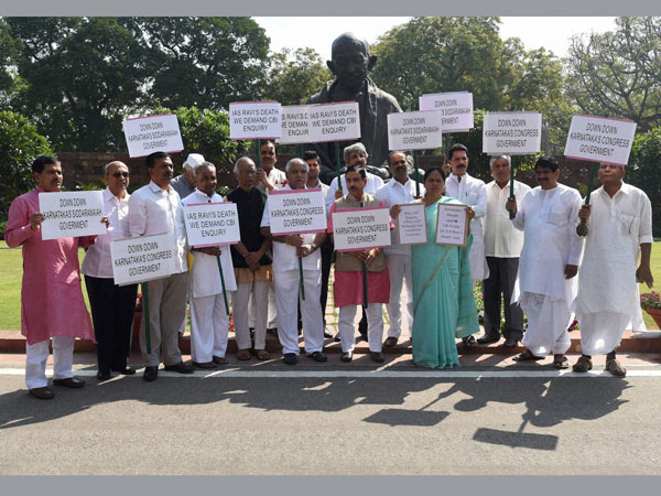 D K Ravi death: MPs protest outside Parl D K Ravi death: MPs protest outside Parl