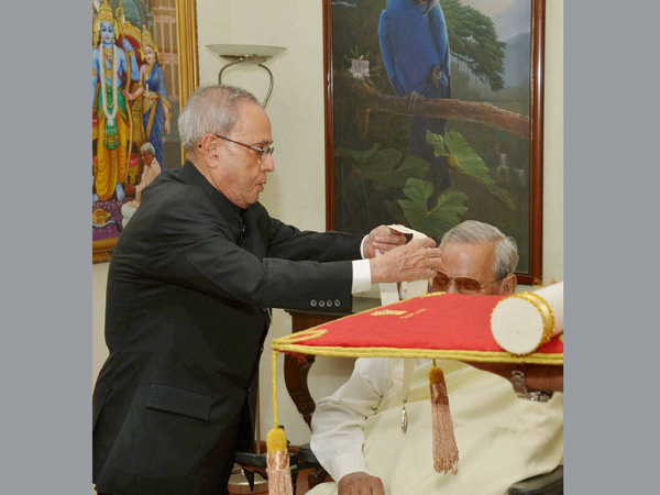 Prez confers Bharat Ratna to Vajpayee Prez confers Bharat Ratna to Vajpayee