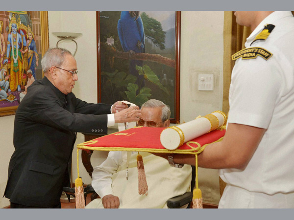 Prez confers Bharat Ratna to Vajpayee Prez confers Bharat Ratna to Vajpayee