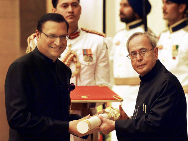 President Pranab Mukherjee presents Padma Bhushan to Rajat Sharma
