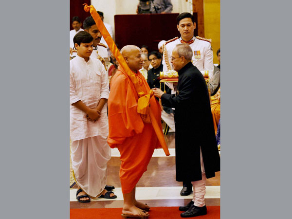 President Pranab Mukherjee presents Padma Vibhushan to Jagadguru Swami Rambhadracharya