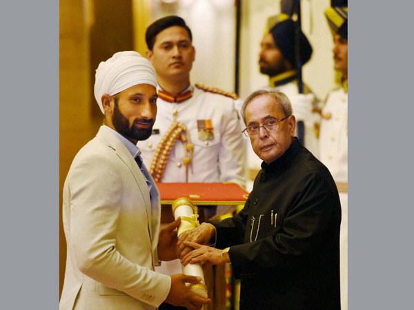 President Pranab Mukherjee presents Padma Shri to Sardar Singh