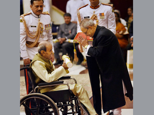 President Pranab Mukherjee presents Padma Shri to Tarak Janubhai Mehta