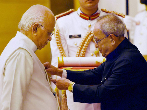 President Pranab Mukherjee presents Padma Vibhushan to Lal Krishna Advani 