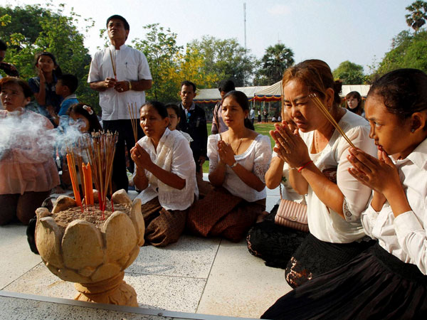 Cambodians pray at a stupa 