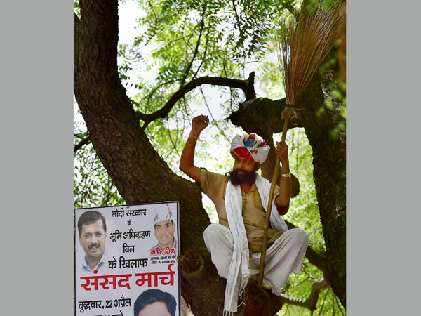 Kejriwal criticised for farmer's death