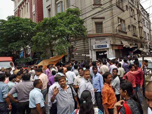 Earthquake: People come out on streets in Kolkata
