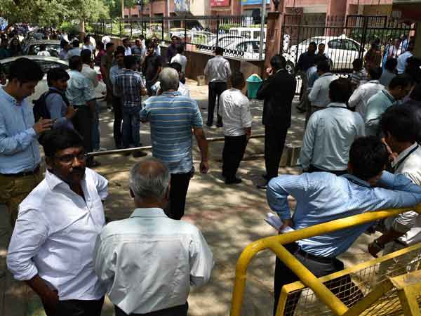 Earthquake: Panic grips Delhiites