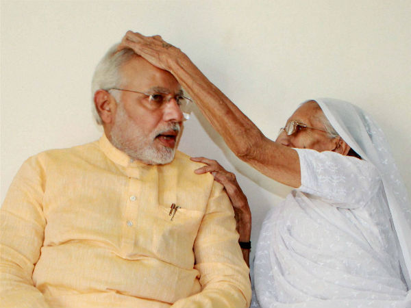 Modi receives his mother's blessings