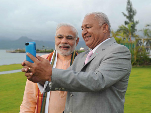 Modi poses with Fiji PM Bainimarama