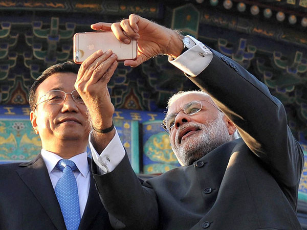 Modi clicks a selfie with Chinese Premier 
