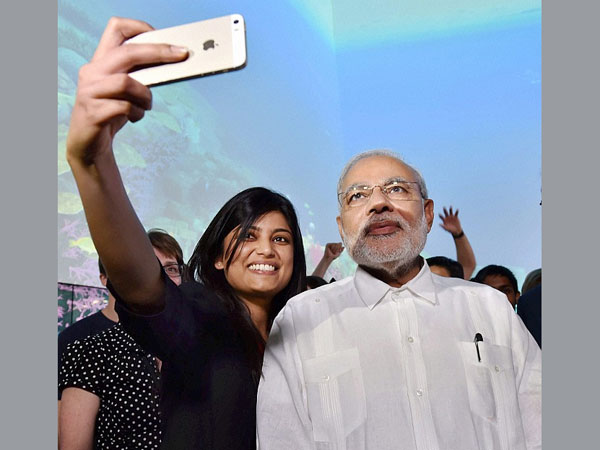 Students eager to click selfie with PM Modi