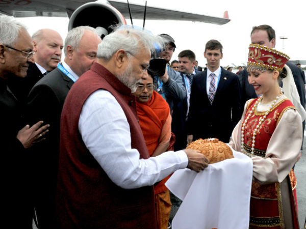 PM Modi being greeted