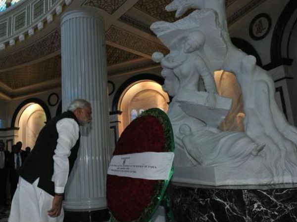 PM lays wreath to the First President of Turkmenistan