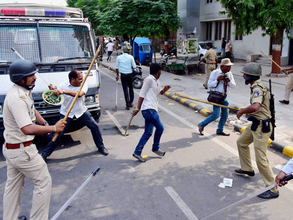 Police lathicharged protesters 