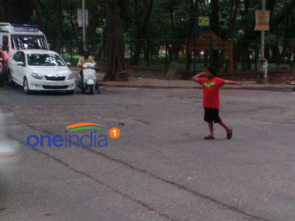 Vehicles stop when Ishu asks them