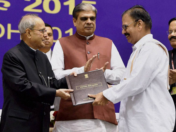 President Pranab Mukherjee presenting the Rajbhasa Kirti Puraskar during Hindi Divas 2015 function in New Delhi.