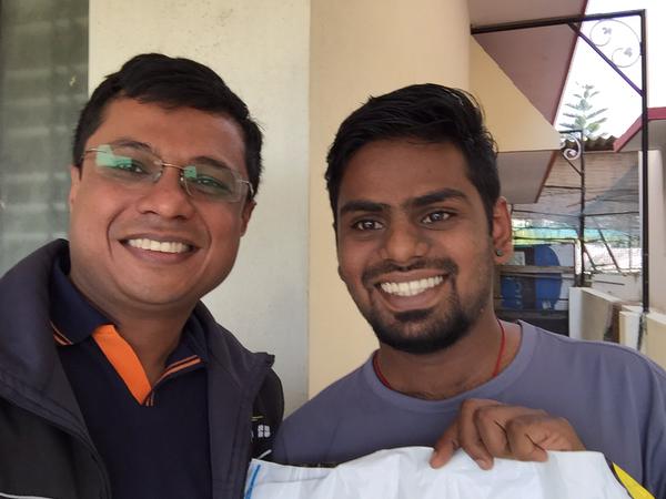 Flipkart bosses turn delivery boys! Flipkart bosses turn delivery boys!