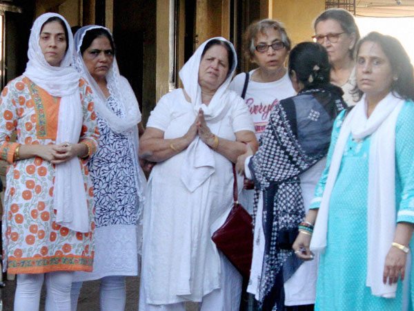 Relatives of Hema Upadhyay attends her funeral at Kandivali in Mumbai on Monday. 