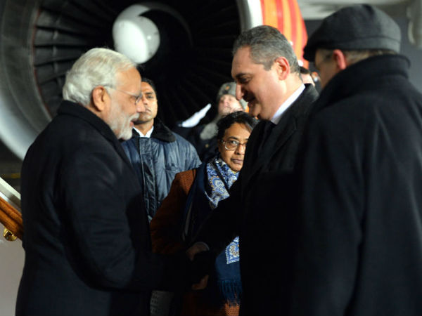 PM Modi being welcomed on arrival at Moscow airport PM Modi being welcomed on arrival at Moscow airport