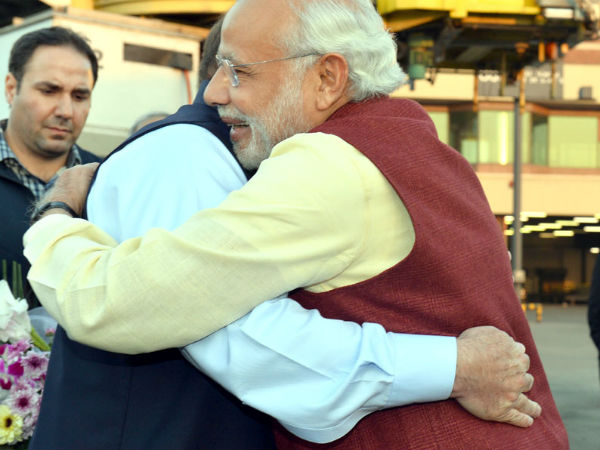 PM Nawaz welcomes PM Modi in Lahore