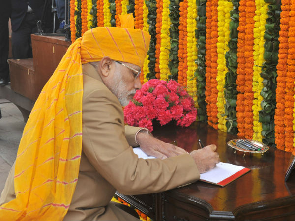 PM Modi writes on visitor's book at Amar Jawan Jyoti