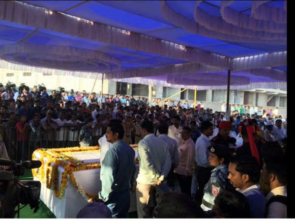 Thousands gather at Hanumathappa's home to pay him last respect Thousands gather at Hanumathappa's home to pay him last respect