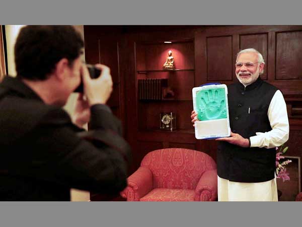 Modi poses with his hand impression
