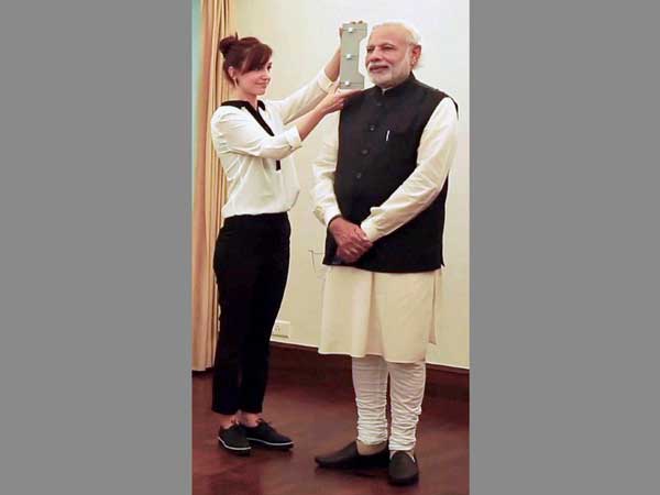 An artist takes an exact measurement of Modi's face