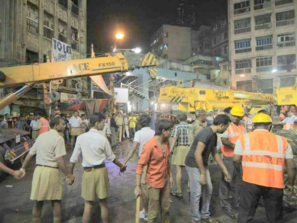 Viral pics: RSS volunteers in WB work for victims