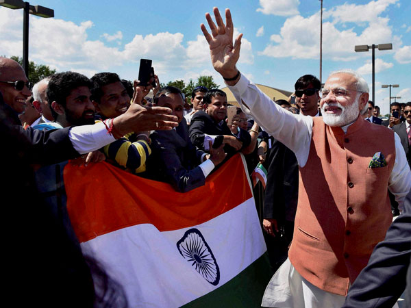 Modi waves to the Indian community in Washington