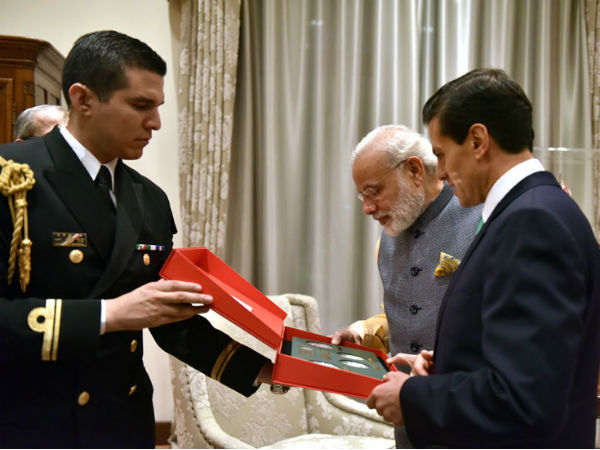 PM Modi exchanging the gifts with the President of Mexico