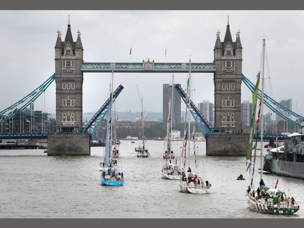 London bridge opens up