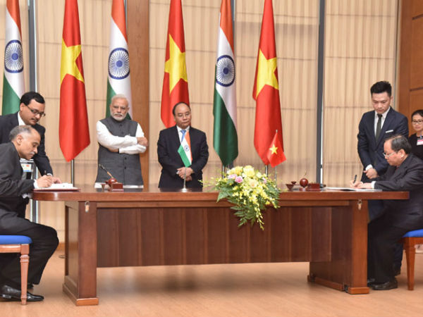 PM Modi and Vietnam PM at signing of agreements between India and Vietnam