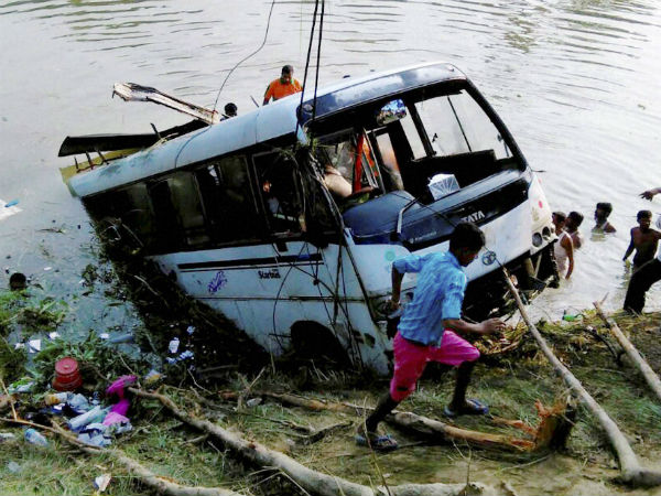 27 killed in bus accident