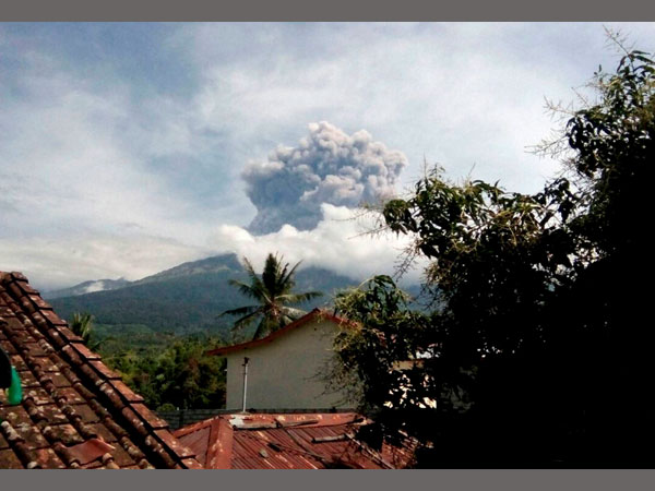 Flights delayed at Lombok and Bali airport due to volcano eruption