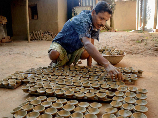 Making Diyas