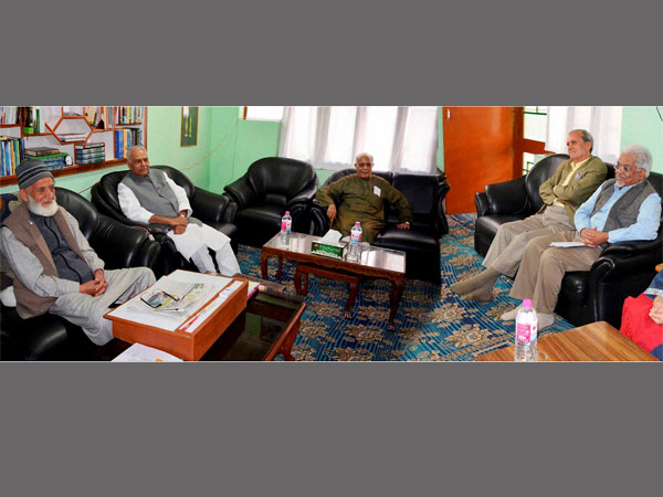 Sinha discussing issues with Geelani 