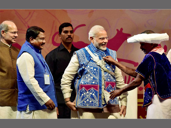 Narendra Modi dons the tribal attire at the carnival